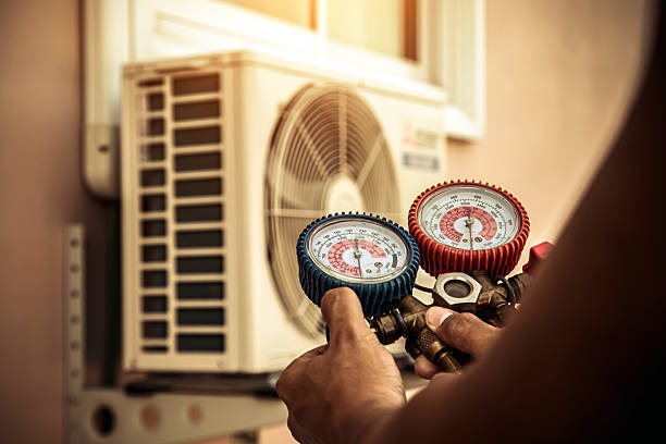 Professional Hvac technician working in Hollandale, MS